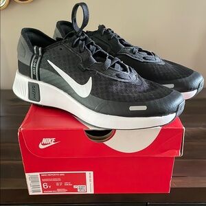 Nike Reposto (GS) Black/white shoes Sz 6Y